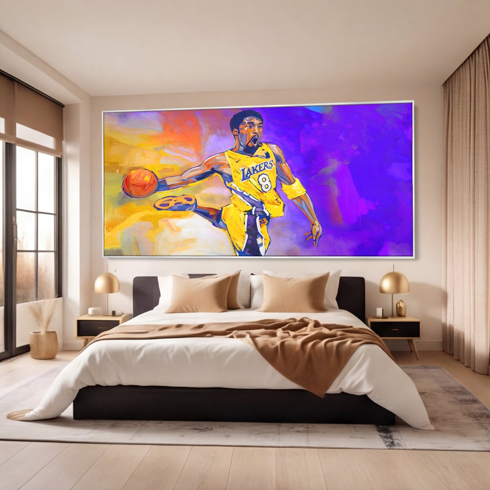 Tablou canvas cu pictura cu baschetbalistul kobe bryant, in rama de aluminiu argintiu, pe perete intr-un dormitor